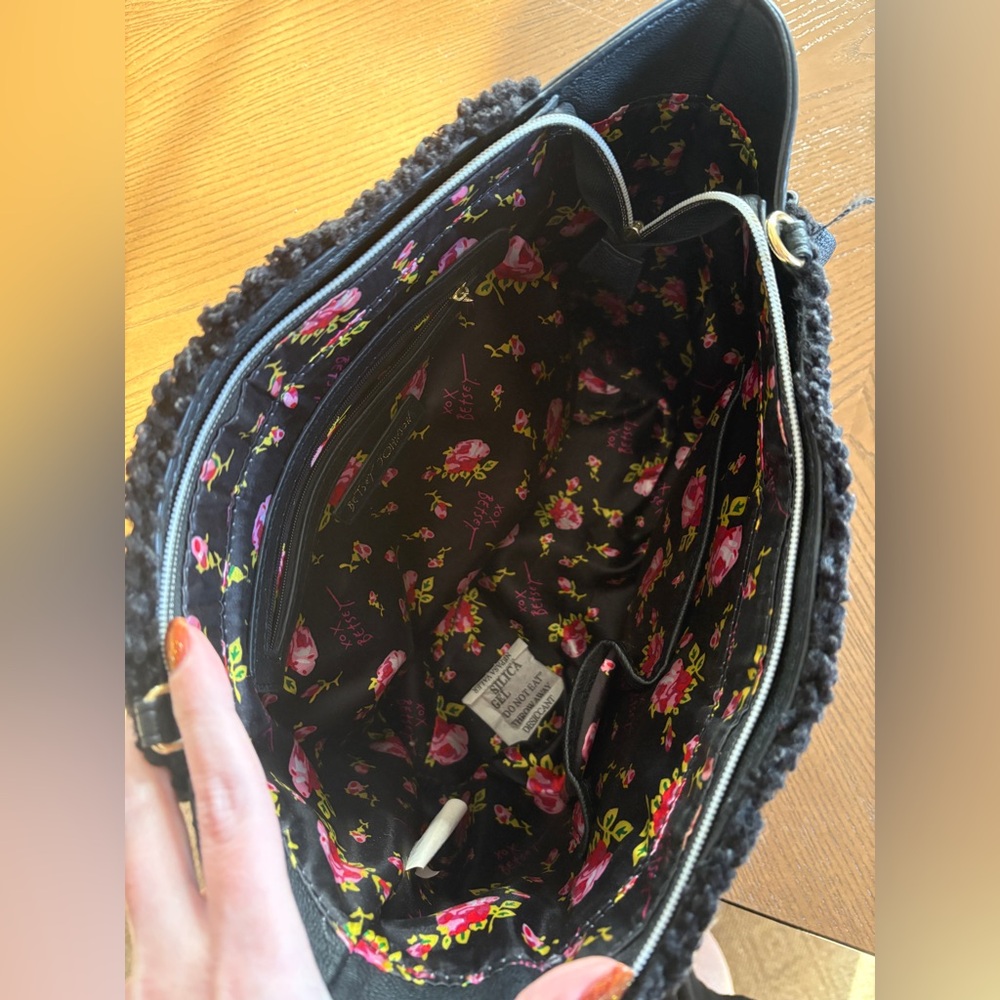 Betsey Johnson Black Sherpa Rocket Tote – Space Theme – Large - Picture 7 of 8